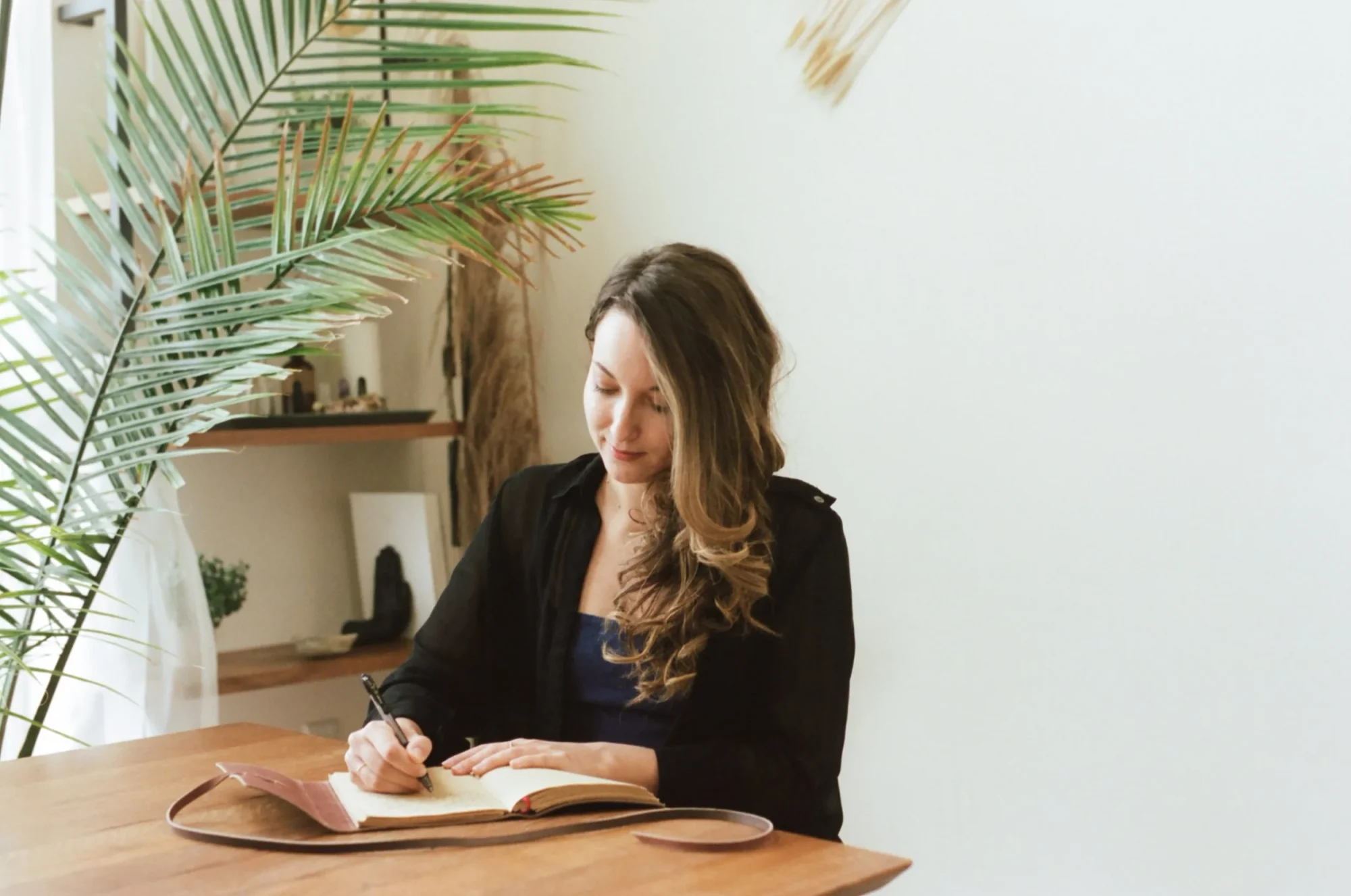 Amy Suto, bestselling author and Substack consultant, writing at her desk